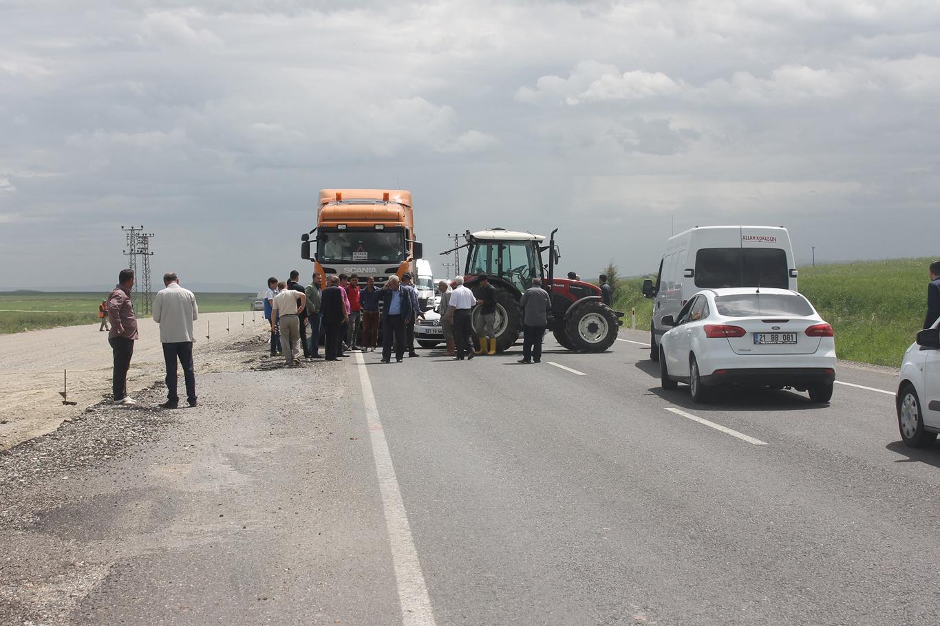 Çiftçiler yol kapattı Çiftçiler yol kapattı